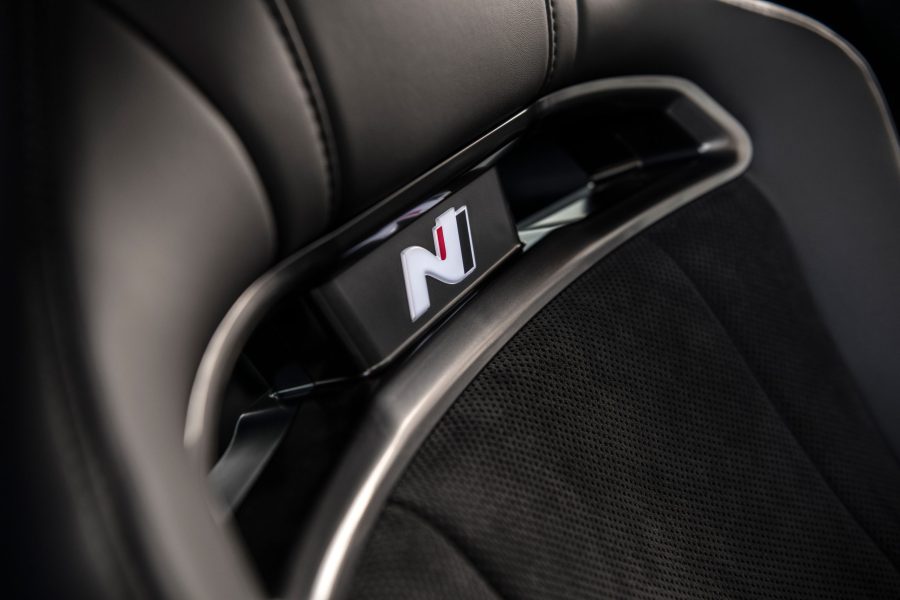 Détail performance N de la IONIQ N sur le siege baquet