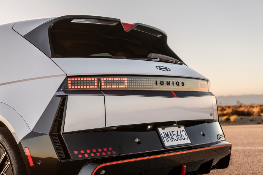 Spoiler arrière ajustable, améliorant la stabilité à haute vitesse