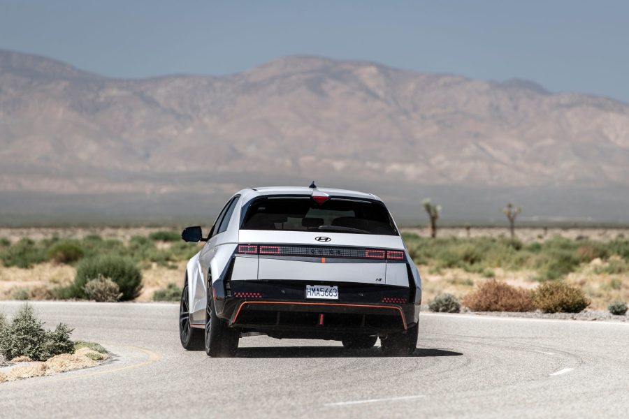 Hyundai IONIQ 5 N 2025 vue arriere sur une route