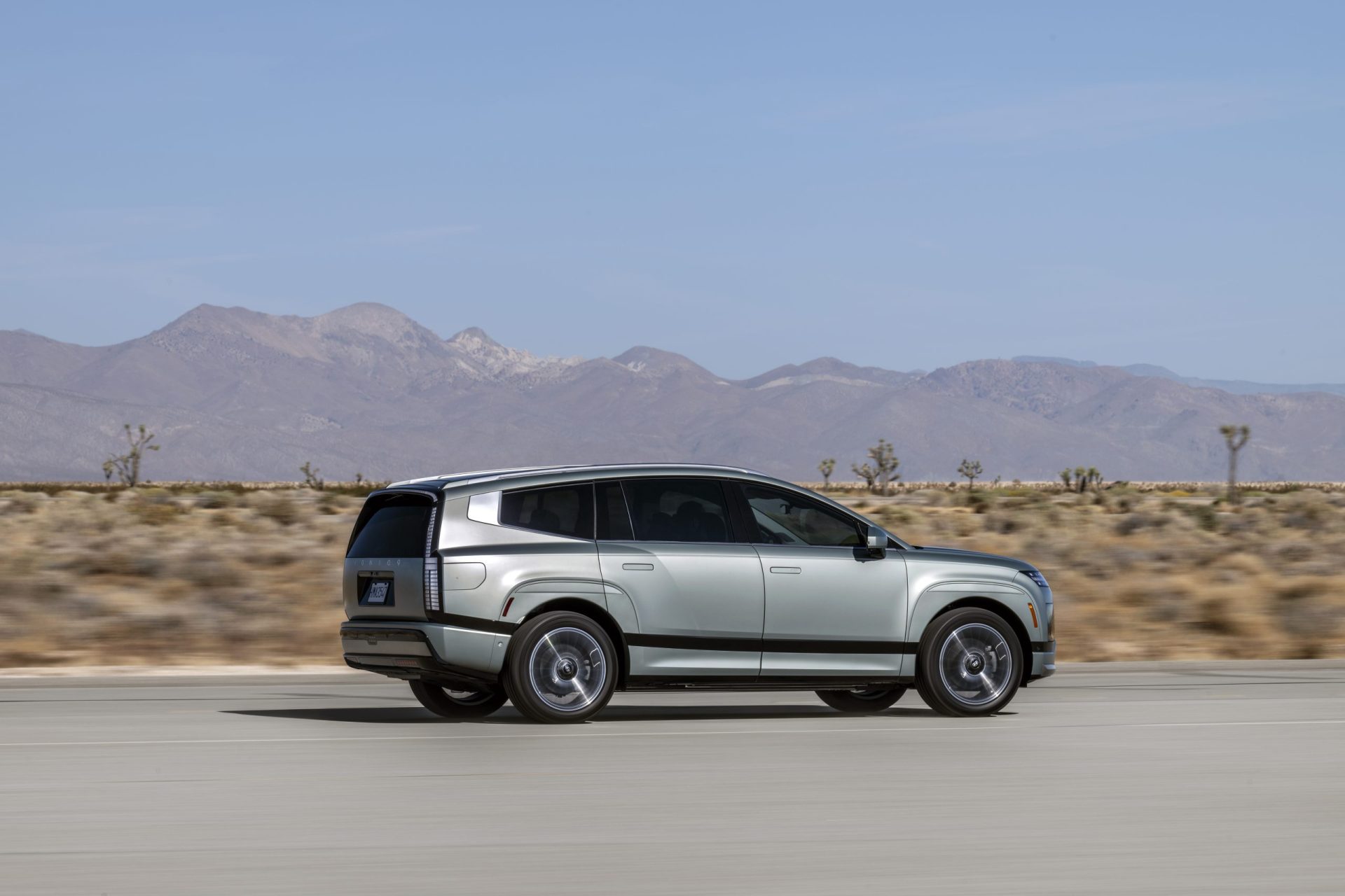 Vue latérale du Hyundai IONIQ 9 qui roule