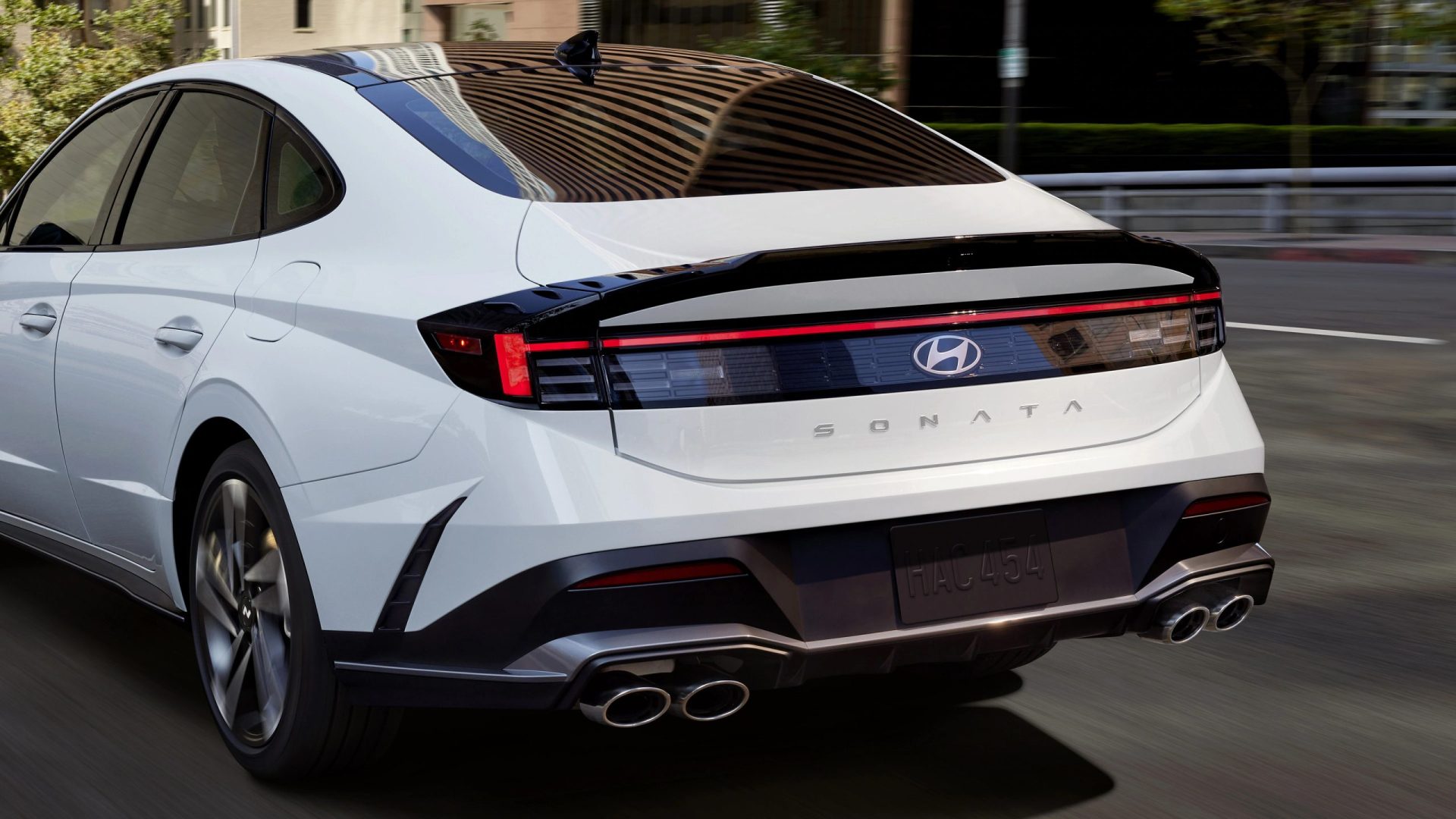 Hyundai Sonata 2025 N Line vue sur l'arrière de la berline