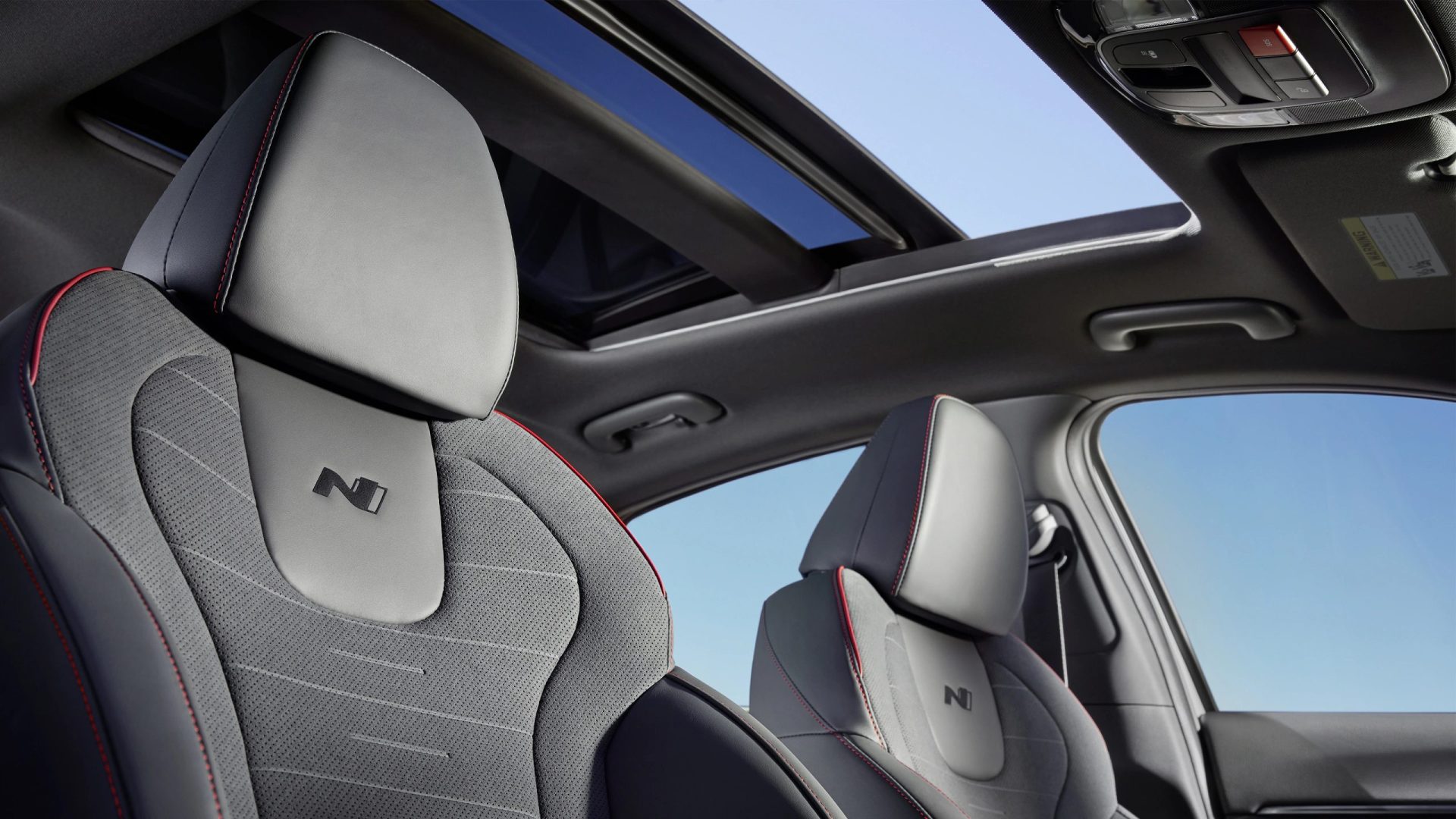 Vue rapprochée des sièges avant de la Sonata 2025 N Line
