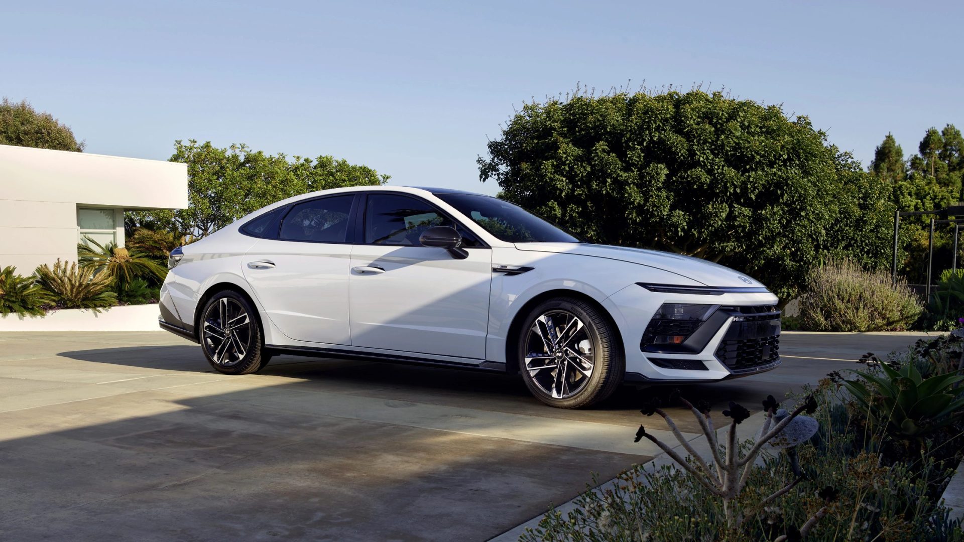 Sonata 2025 N Line stationnée devant une maison